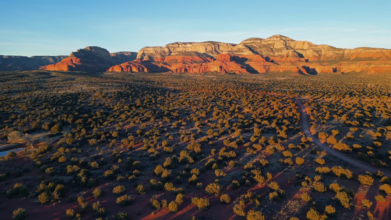 alta vista de la puesta de sol en sedona del desierto de montaña secreto de roca roja
