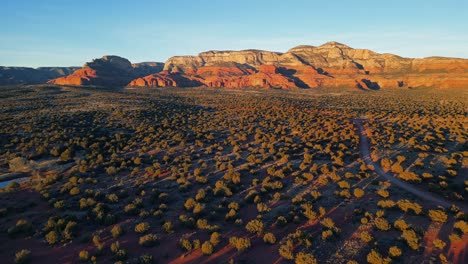 hoher blick auf den sonnenuntergang in sedona auf die geheime bergwildnis von red rock