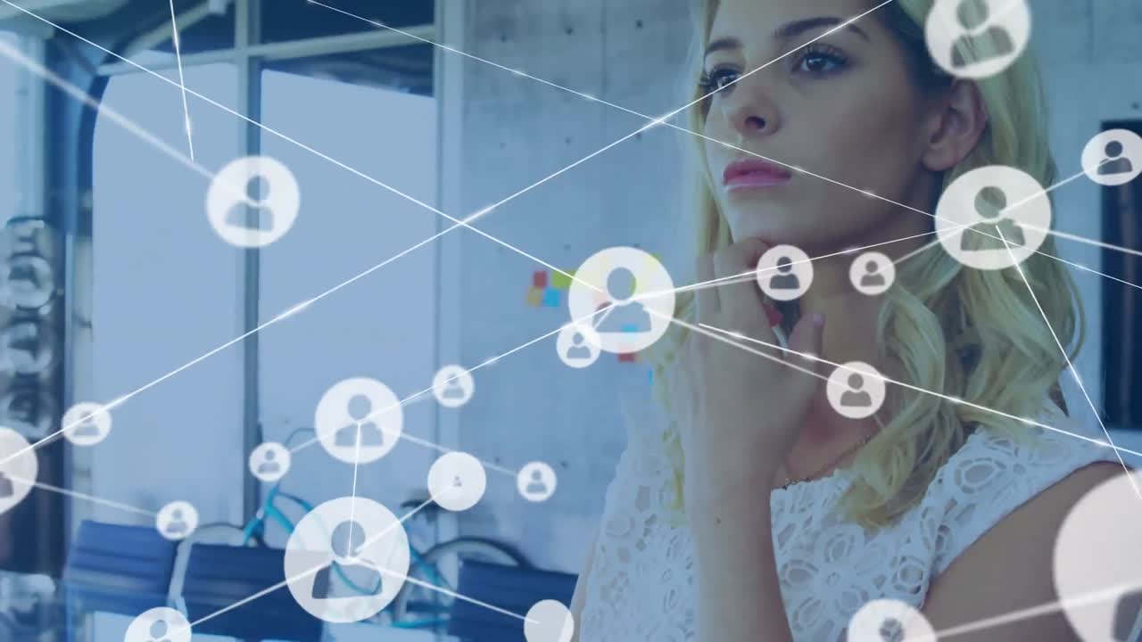 animación de la red de íconos de perfil sobre la pensativa mujer de negocios caucásica en la oficina.