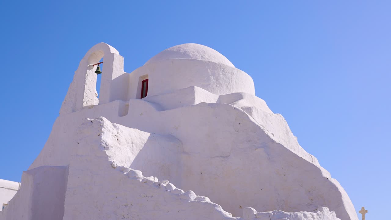iglesia de panagia paraportiani en un soleado día de verano en la isla de mykonos, grecia