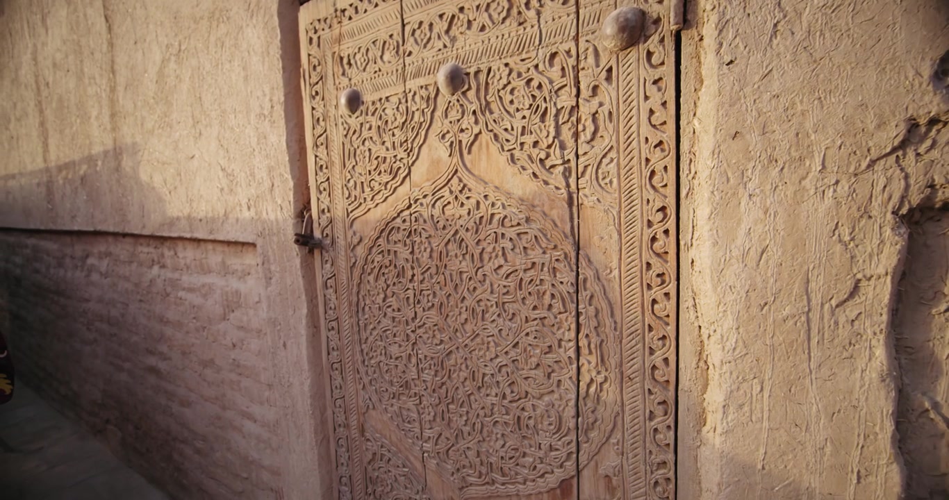 Alte geschnitzte Holztore in der Festung Ichan Kala, Chiwa, Usbekistan. 2