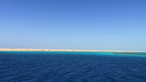 Agua-Turquesa-Cristalina-Del-Mar-Rojo-Cerca-De-Hurghada-Cerca-Del-Arrecife-De-Coral