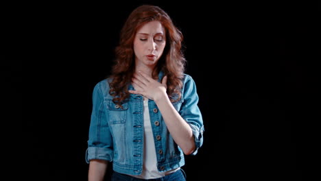 una joven mujer caucásica bostezando