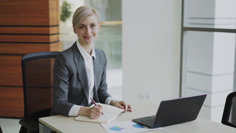 mujer de negocios que trabaja en la oficina