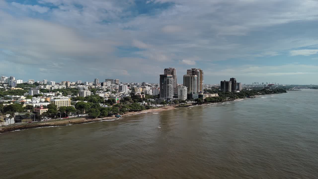 Vista aerea con drone dello skyline di Santo Domingo lungo il Malecón. Grattacieli si affacciano sul Mar dei Caraibi nella capitale della Repubblica Dominicana