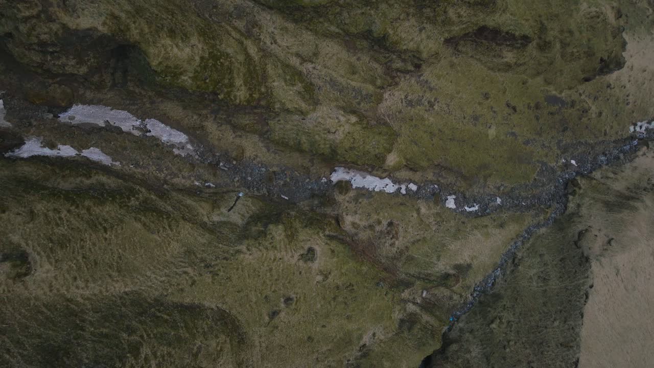 vista aérea de arriba sobre las texturas y patrones naturales del terreno montañoso islandés