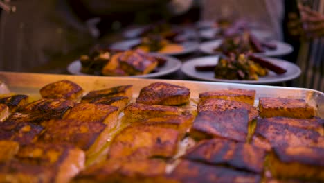 El-Hombre-Negro-Afroamericano-Está-Preparando-Pescado-Y-Salchichas-A-La-Parrilla-Al-Estilo-Sureño-Para-Una-Deliciosa-Comida-En-Su-Restaurante-Criollo