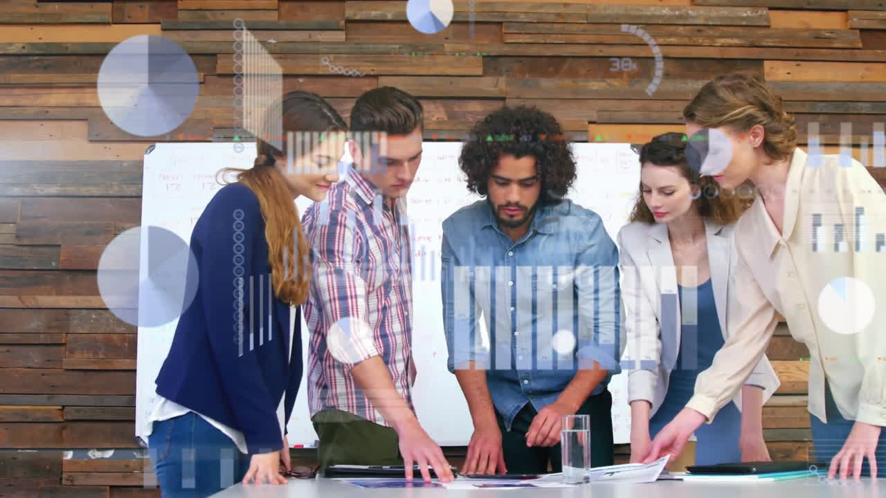 animación de la interfaz infográfica sobre diversos colegas que discuten documentos en el escritorio en la oficina