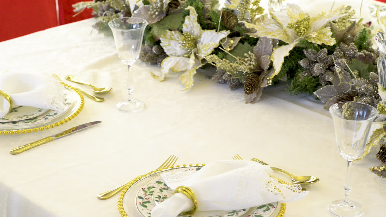 Table decorated for Christmas with details of white poinsettias