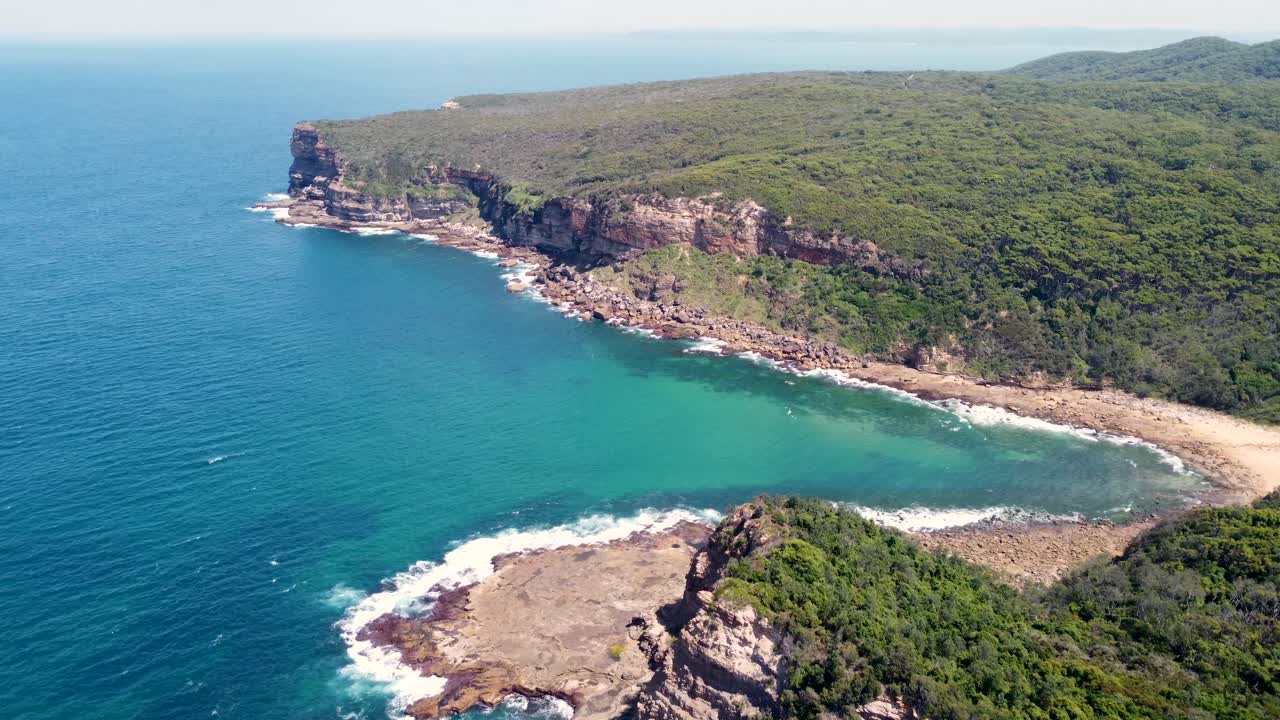 drone pan shot sobre bouddi national park promontorio costa de little beach macmasters nsw costa central australia 3840x2160 4k
