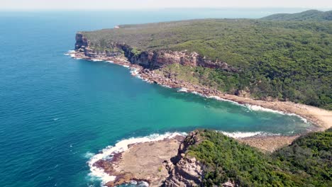 Drohnenschwenk-über-Bouddi-National-Park-Headland-Küste-Von-Little-Beach-Macmasters-NSW-Central-Coast-Australien-3840x2160-4k