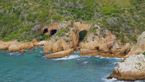 Cuevas-Marinas-En-Las-Cabezas-De-Knysna---Espectacular-Costa,-Naturaleza-Prístina