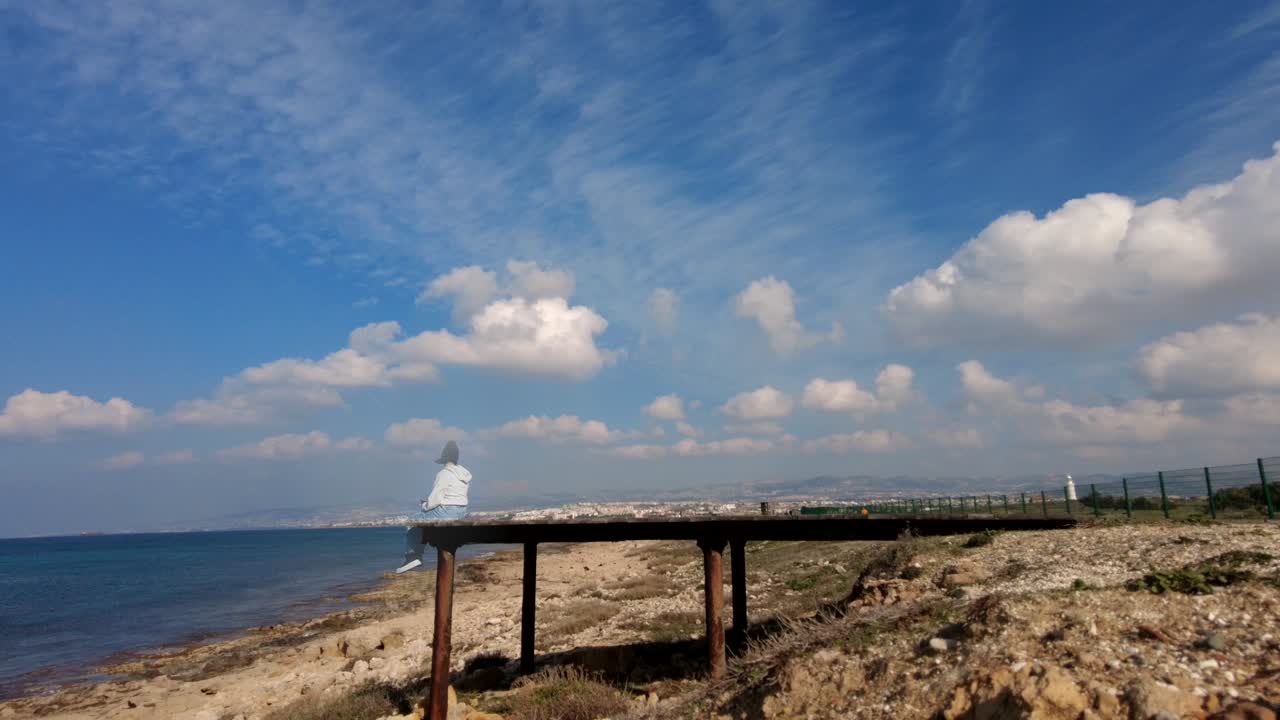부두에 있는 소녀의 이중 노출 타임랩스, 희미한 기억이나 유령의 개념