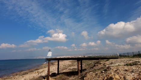 timelapse de doble exposición de la chica en el muelle, concepto de recuerdos desvanecidos o fantasma