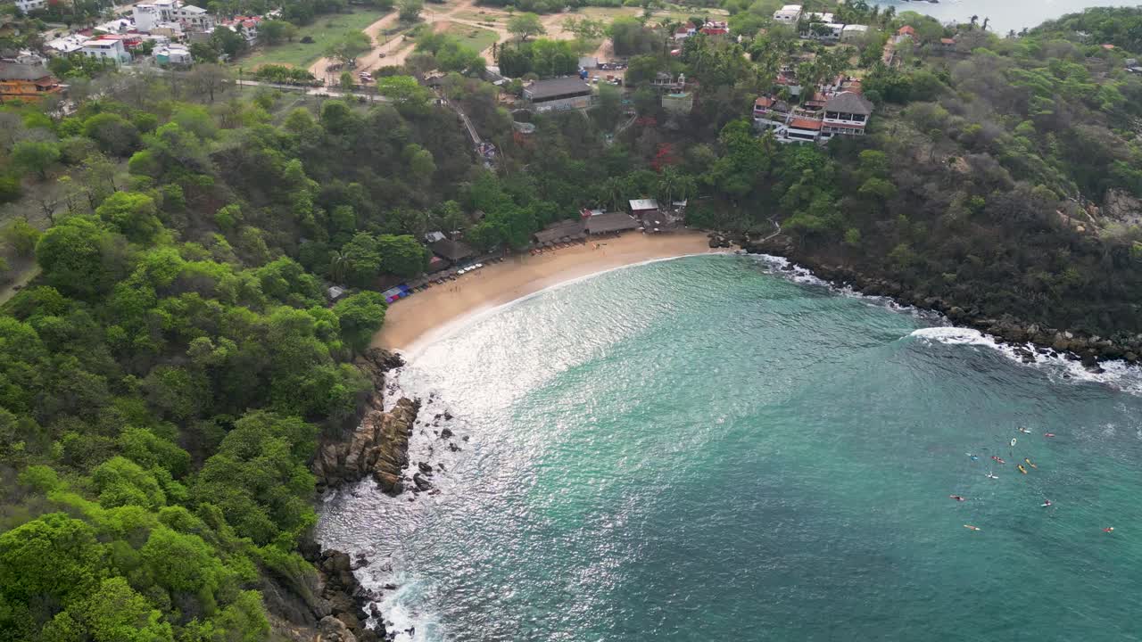 Vista aerea delle onde perfette della spiaggia di Carrizalillo dall'alto a Puerto Escondido, Oaxaca, Messico.