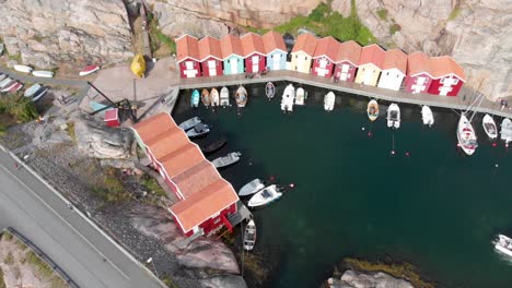 vuelo aéreo de drones suave de derecha a izquierda con vista de un pequeño puerto deportivo con yates en smogen, bohuslan en suecia