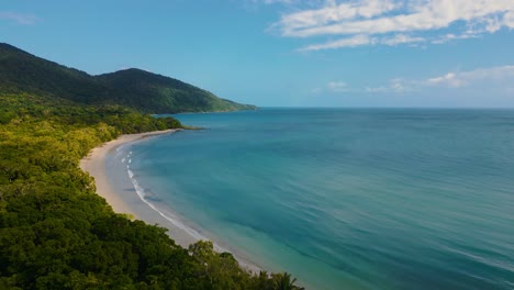 Tropischer-Strand-Im-Regenwald-Von-Daintree,-Cape-Tribulation