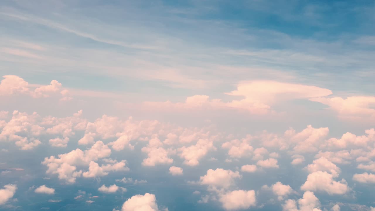 vuelo aéreo sobre las nubes en el cielo azul, vista de gran angular