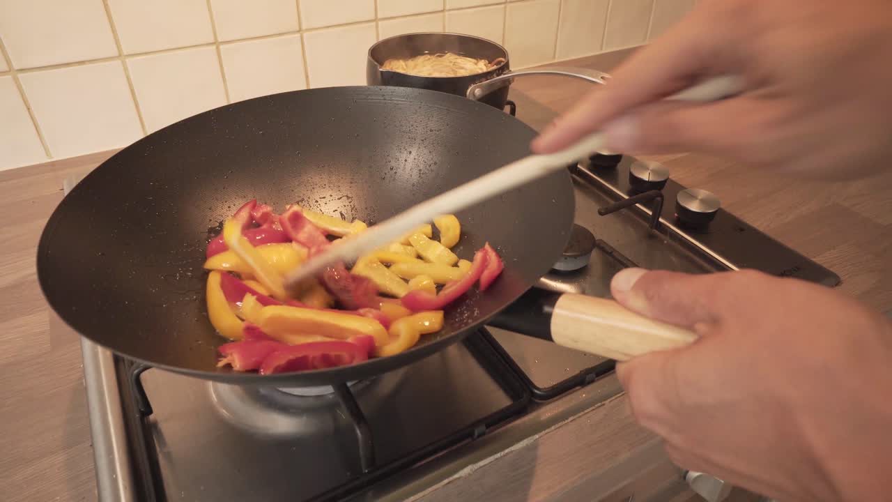salteado de pimientos rojos y amarillos en un wok