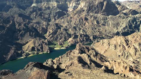 Vista-Panorámica-Del-Río-Colorado-A-Través-De-Cañones.