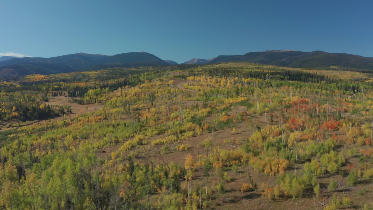 imágenes aéreas de la madrugada en el lago de montaña en la sombra en el gran lago colorado con los colores del otoño apenas comenzando