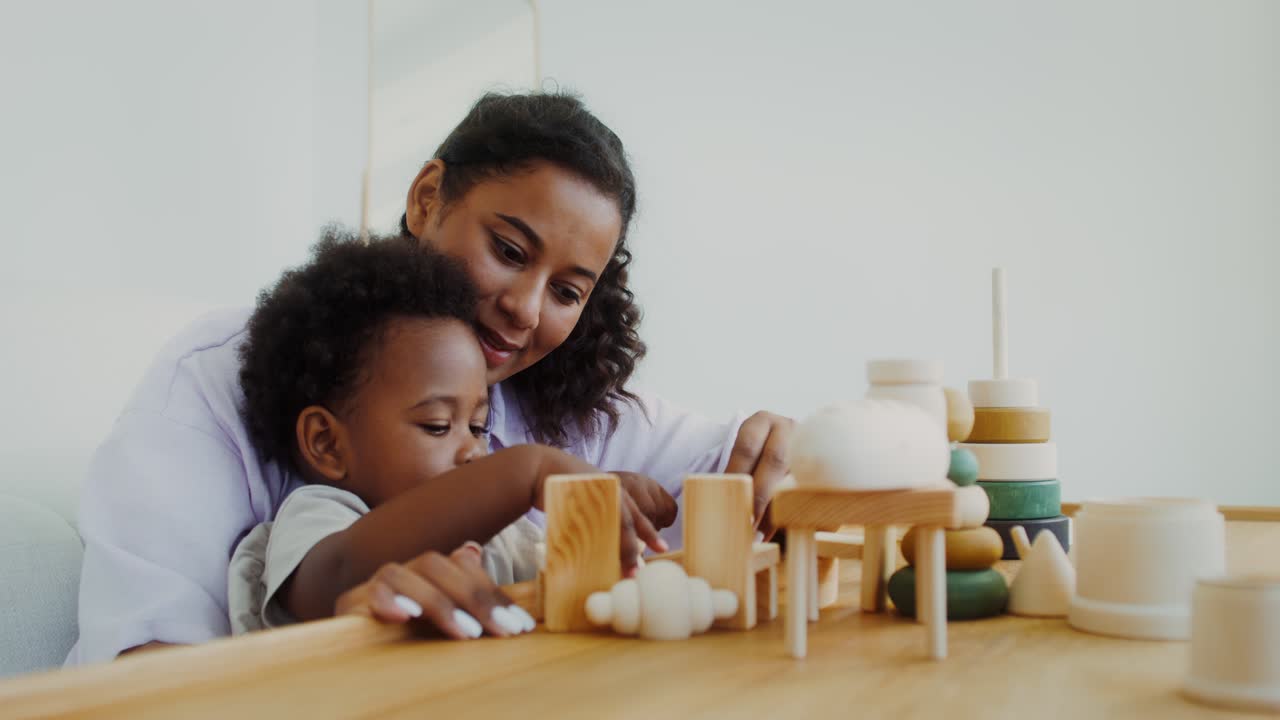 madre e hijo jugando con juguetes de madera
