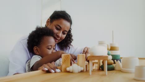 madre e hijo jugando con juguetes de madera