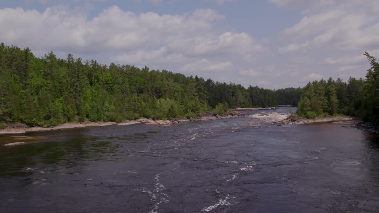 Вид с воздуха на реку Гатино в канадском регионе Outaouais