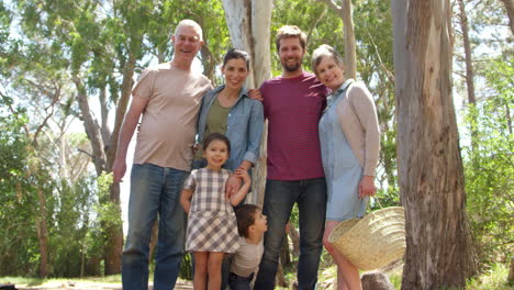 Retrato-De-Una-Familia-Multigeneracional-Caminando-Por-El-Campo