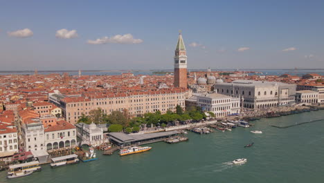 Luftaufnahmen-Von-Drohnenansichten-Des-Markusplatzes-In-Venedig,-Italien,-Speedramp-Mittags,-Wunderschöne-Sehenswürdigkeiten-Und-Touristen