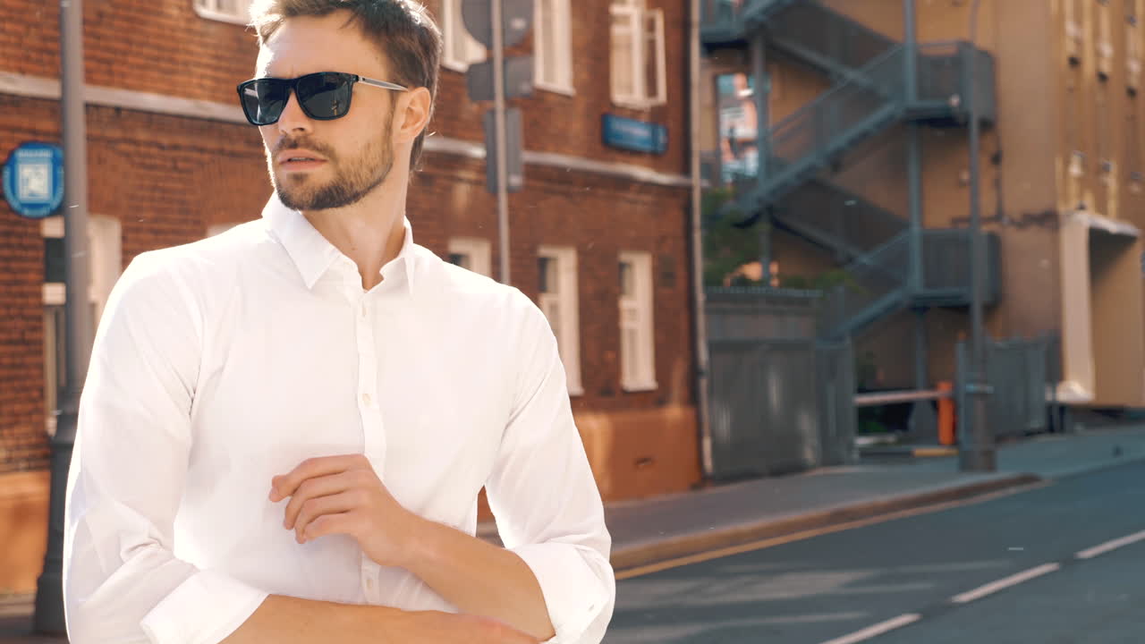 hombre elegante con camisa blanca y gafas de sol