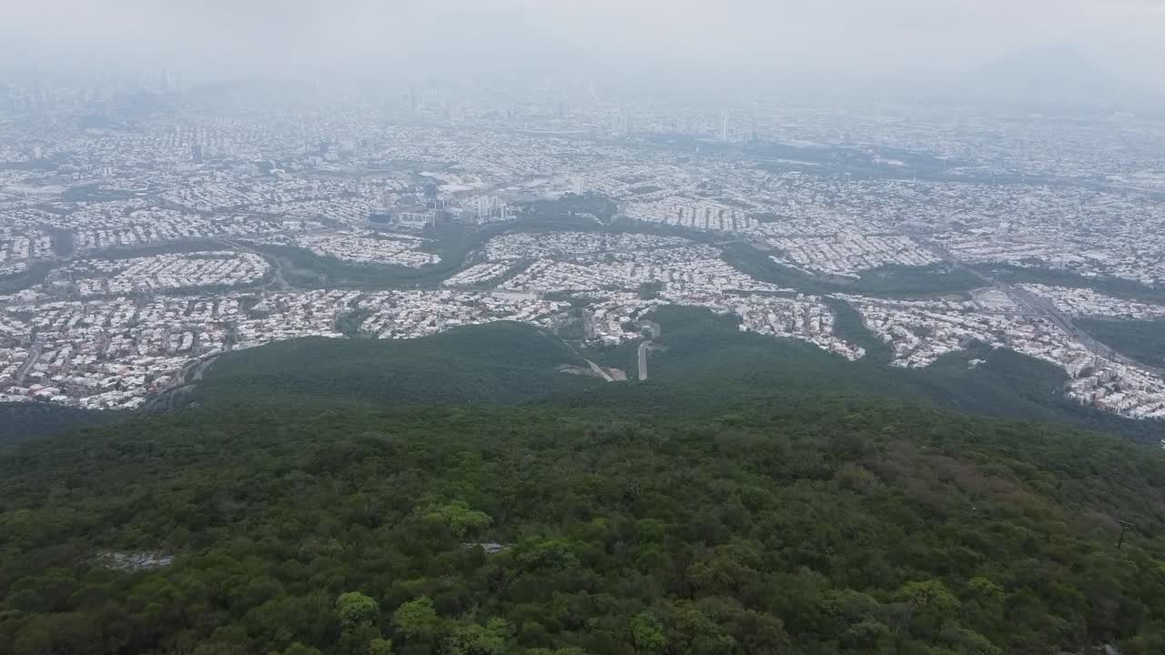 도시 전망이 있는 산의 안개 낀 날