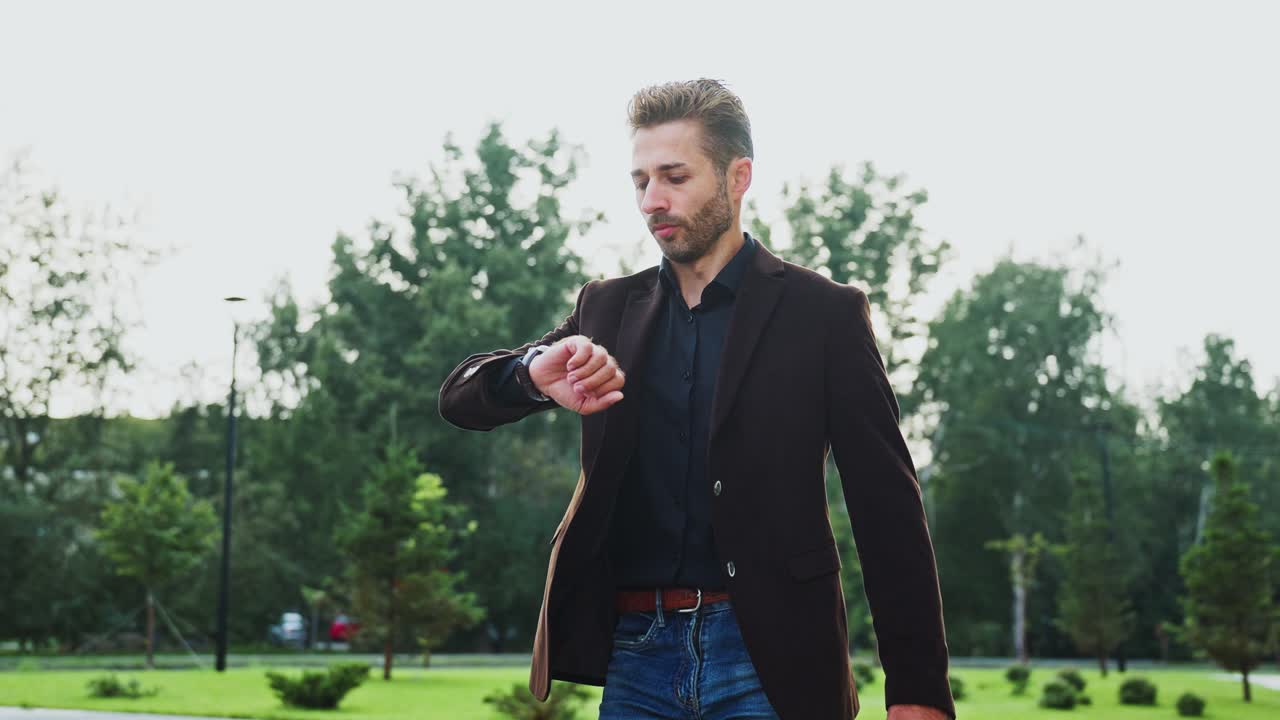 hombre comprobando la hora en el parque