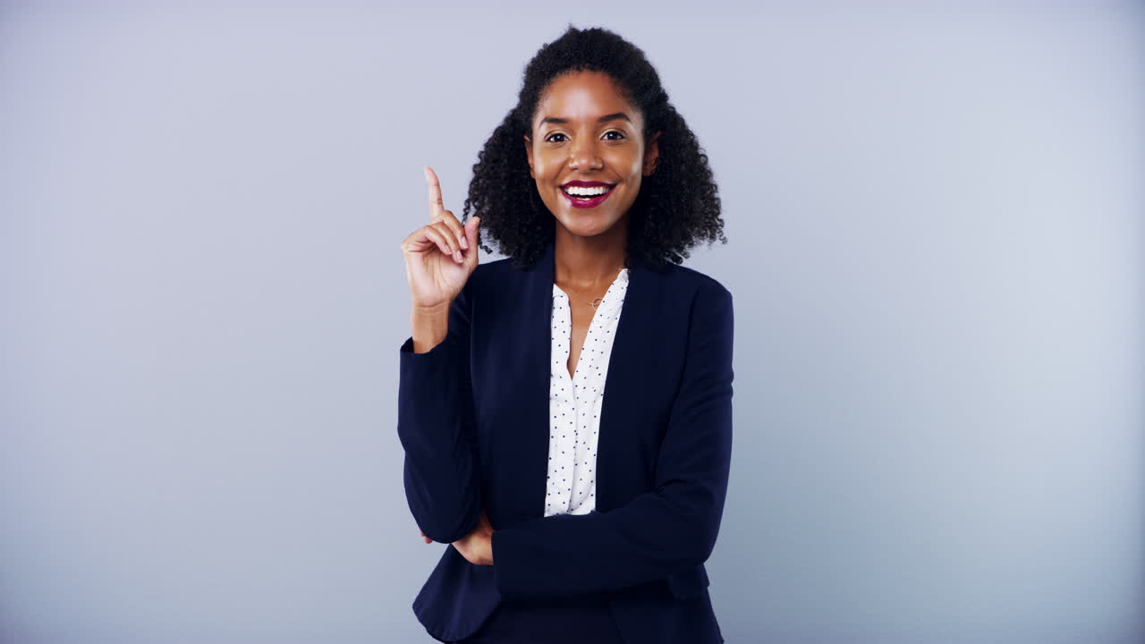 una joven mujer de negocios con un aspecto reflexivo contra