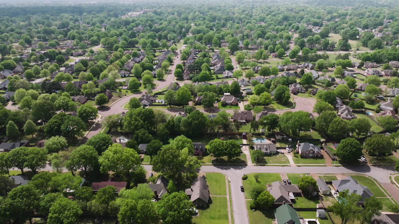 Zona residenziale verdeggiante a Collierville, sobborgo di Memphis, Tennessee, che mostra una vegetazione lussureggiante e case unifamiliari, vista aerea