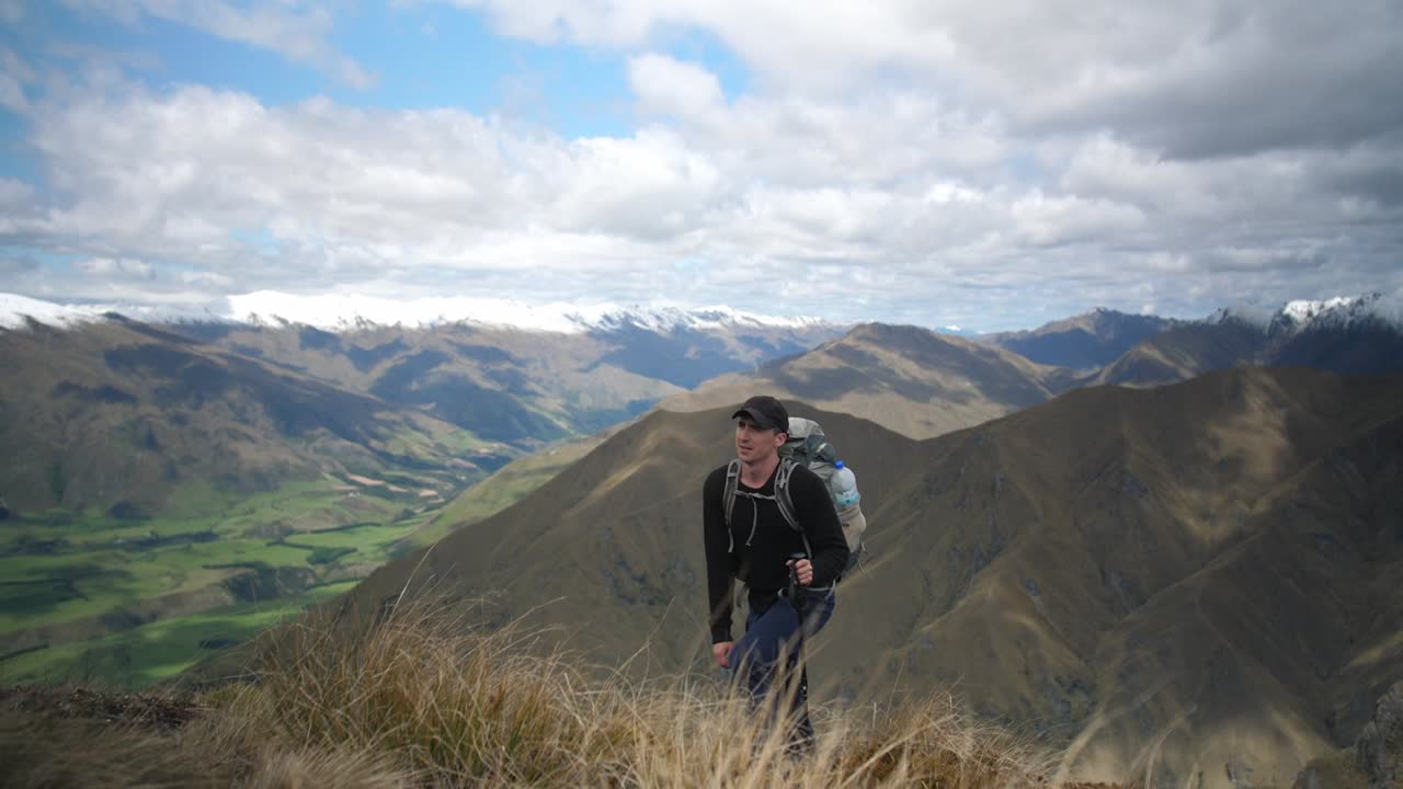 hombre caminando por las montañas en una aventura épica