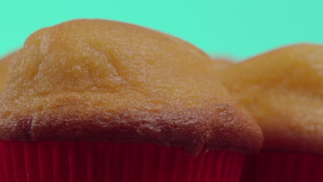 pasteles suaves y esponjosos con forros rojos brillantes. los forros rojas brillantes contrastan hermosamente con las tapas doradas, invitando a una mirada más cercana a medida que se enfrían.