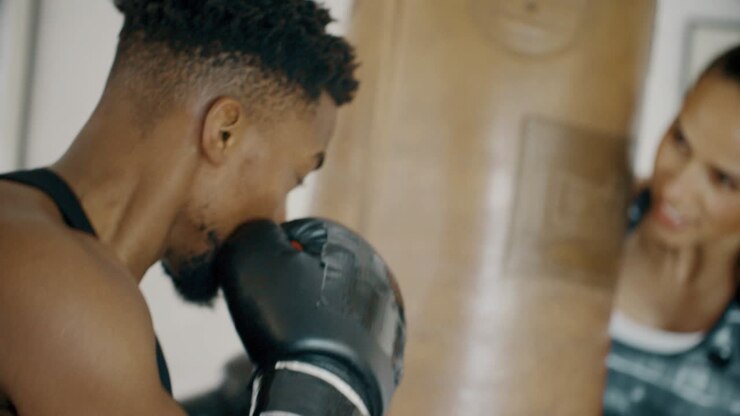 Boxeador Entrenando en Gimnasio de Boxeo