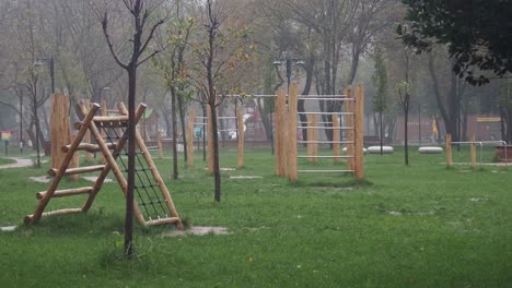 un patio de recreo bajo la lluvia