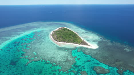 punto de vista aéreo de la tumba de la victoriosa dama mus, en la gran barrera de coral