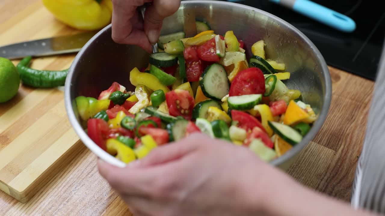 신선한 채소 러드를 준비하고 있습니다.