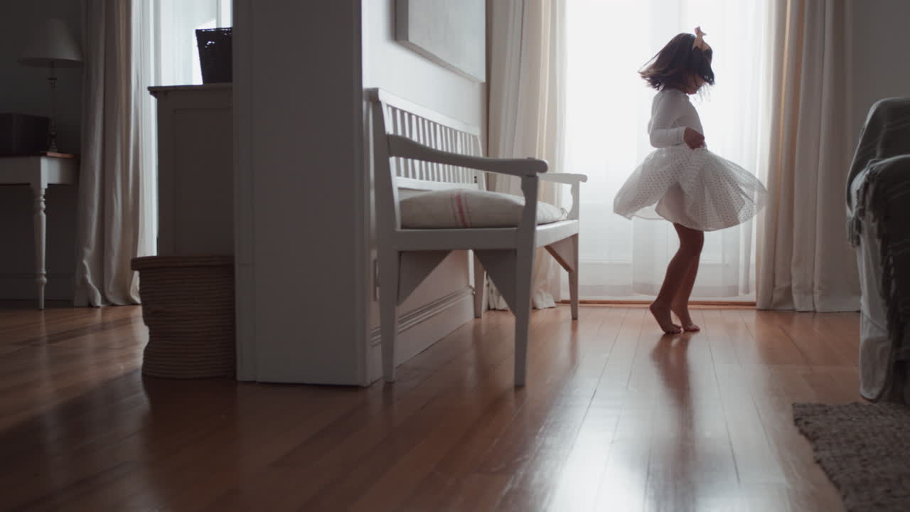 una pequeña bailarina feliz practicando ballet con tutu jugando a un juego de simulación en casa disfrutando de la imaginación infantil 4k