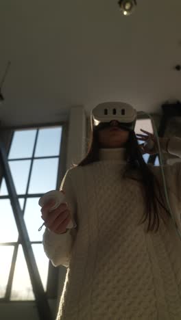 mujer experimentando la realidad virtual