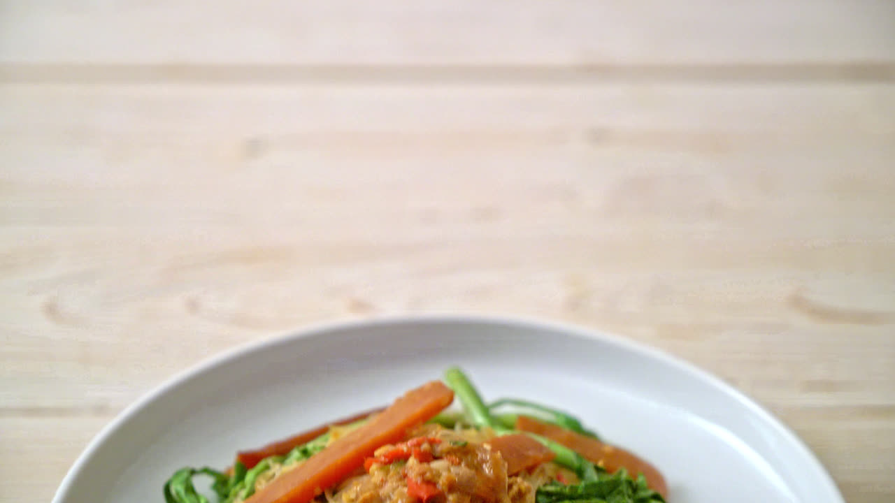 절인 오징어를 곁들인 볶음 쌀 당면과 물 미모사