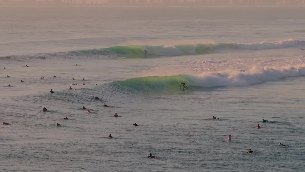 Surffaajat auringonnousun aikaan Burleigh Headsissa, Gold Coastilla, Queenslandissa, Australiassa - Dronekuva