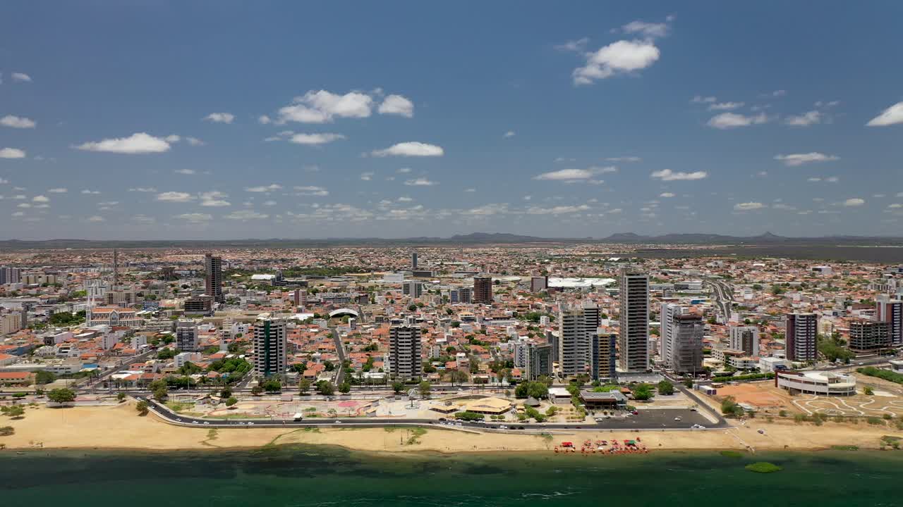 vista aérea del río são francisco y la ciudad de petrolina, casas y edificios en el paseo marítimo
