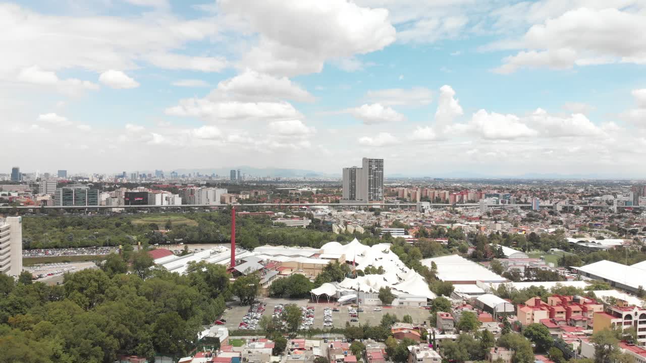 Güney Meksika Şehri, CDMX'in havadan panoramik görünümü, drone şehrin kuzeyine doğru manzaralar eşliğinde geriye doğru uçuyor.