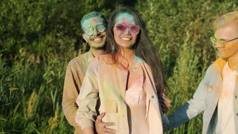 amigos celebrando el festival de holi