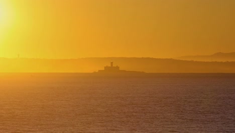 amplia e impresionante vista del faro de bugio con un enorme amanecer, en una isla rocosa, en el océano atlántico, en un día soleado, cerca de la costa de oeiras y el río tajo, en lisboa, portugal