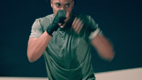 boxeo, hombre negro y gimnasia en la azotea por la noche
